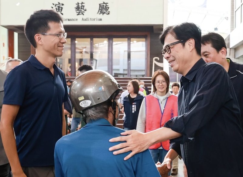 高雄市長陳其邁(前右)1日出席「小港區114年重陽敬老聯歡會活動」,與現場長輩互動同樂,氣氛熱烈又溫馨。(高雄市政府提供)中央社記者張已亷傳真 114年11月1日