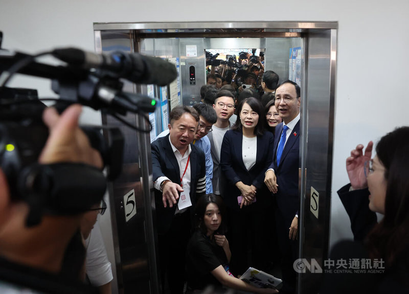 中國國民黨第22屆第1次全國代表大會1日在台北舉行，國民黨前主席朱立倫（前右）卸任完成交接儀式，並向眾人道別。中央社記者趙世勳攝 114年11月1日