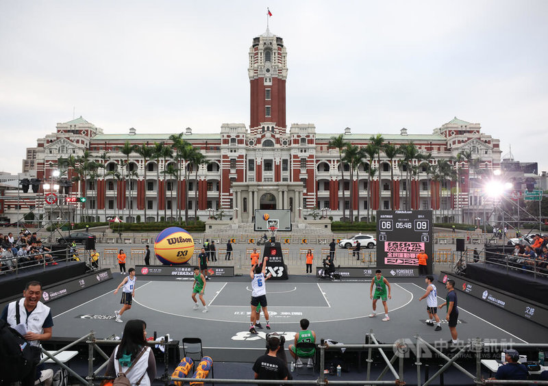 2025總統盃全民運動賽事3X3籃球賽總決賽1日在總統府前凱達格蘭大道登場,72支來自全台各地的勁旅同場競技,力拚佳績。中央社記者謝佳璋攝  114年11月1日