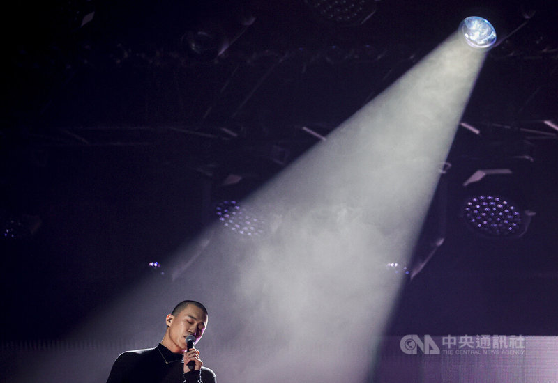 第16屆金音創作獎1日在台北流行音樂中心盛大舉行頒獎典禮,歌手someshiit山姆(圖)拿下最佳嘻哈專輯獎,也為典禮帶來精彩演出。中央社記者鄭清元攝 114年11月1日