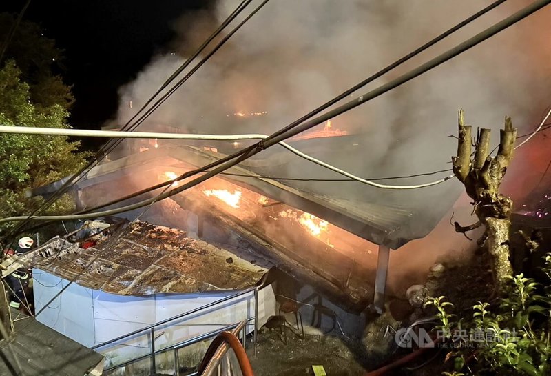 新北市新店區北宜路1段192巷1日晚間發生火警，現場有4間鐵皮屋陷入火海、濃煙陣陣，消防獲報馳援，所幸無人員受困。（翻攝畫面）中央社記者黃旭昇新北市傳真　114年11月1日