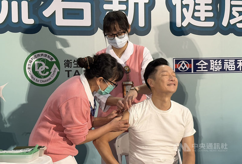疾管署1日舉辦記者會宣布「左流右新 健康安心」進入第2階段施打,防疫大使謝祖武(右)現場挽袖接種疫苗。中央社記者曾以寧攝 114年11月1日