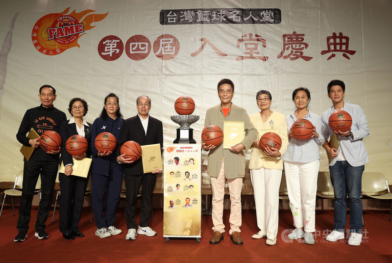 台灣籃球名人堂協會1日舉行第4屆入堂慶典，包含男子球員洪濬哲（右4）、錢一飛，女子球員徐台榮（右2）、賴秀麗（右3），教練類古吉雄（左）、洪玲瑤（左2）及裁判類惠懷慶、林承謀共8人入選。中央社記者張新偉攝　114年11月1日