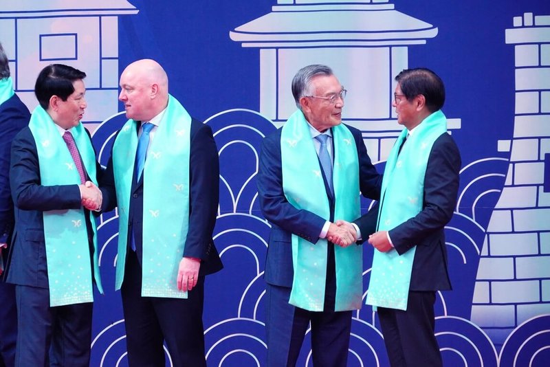 台灣領袖代表林信義(右二)在大會合影過後,與菲律賓總統小馬可仕(右一)握手寒暄。(APEC台灣代表團提供)中央社記者潘姿羽傳真 114年11月1日