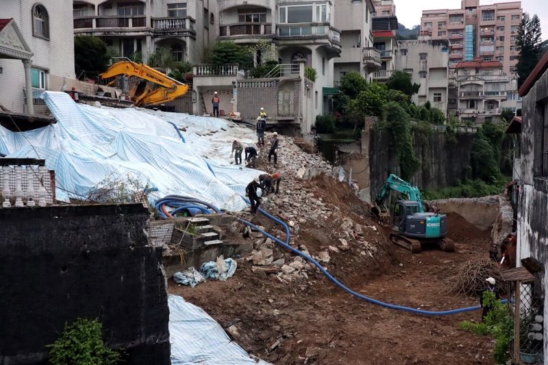 新北市新店區錦秀、碧瑤社區間擋土牆日前受連日大雨衝擊影響發生坍塌，目前持續搶災中。工務局1日表示，復原工程已初步完成，將加速推進，盼讓住戶早日重返家園。（新北市工務局提供）中央社記者黃旭昇新北市傳真　114年11月1日