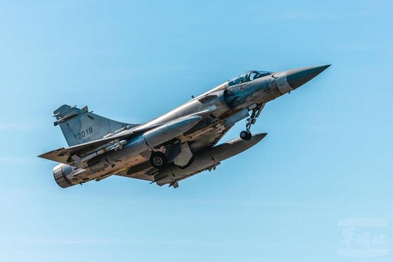空軍幻象2000戰機起飛，執行紅外線飛彈射擊任務。（軍聞社提供）中央社記者吳書緯傳真　114年11月1日
