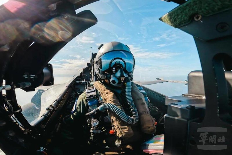 IDF經國號戰機飛往目標空域，待命投放25磅訓練彈。（軍聞社提供）中央社記者吳書緯傳真　114年11月1日