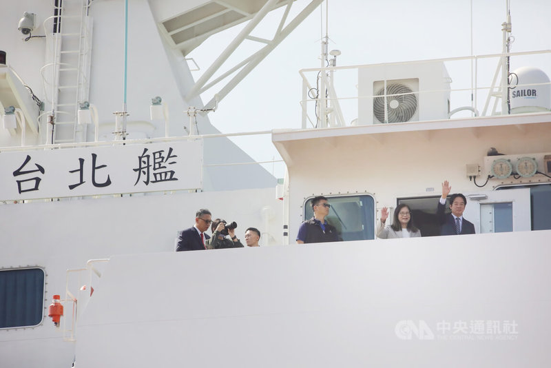 總統賴清德(右1)1日到高雄市小港區台灣國際造船股份有限公司高雄廠,主持「嘉義級巡防艦第4艘台北艦成軍暨高緯度遠洋巡護船第1艘命名下水聯合典禮」,致詞後登台北艦參訪,並向到場參與者揮手致意。中央社記者張已亷攝 114年11月1日