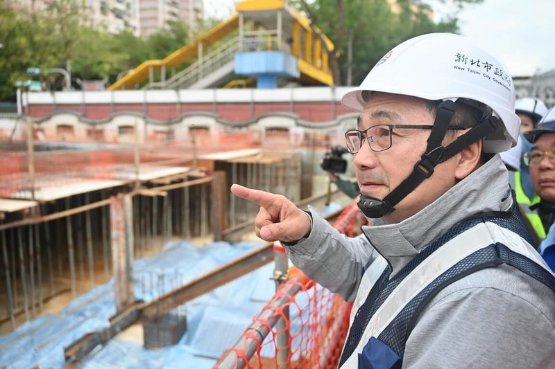 新北市長侯友宜(前)1日上午視察板橋區信義國小地下停車場工程後表示,目前工程進度逾60%,微幅超前,希望115年8月前完工。(新北市府新聞局提供)中央社記者黃旭昇新北傳真   114年11月1日