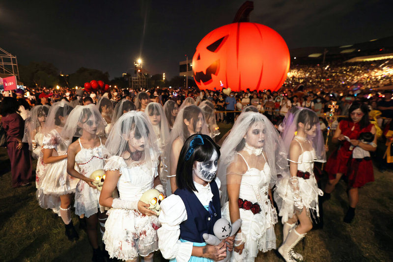 「2025高雄萬聖節」活動1日晚間上演重頭戲創意扮裝遊行,由主題樂園「墓碑鎮」團隊打頭陣,帶來精心設計的「搞怪行軍秀」,還有各校與社區的隊伍,每個人都精心打扮,造型吸睛。(高雄市政府教育局提供)中央社記者張已亷傳真 114年11月1日