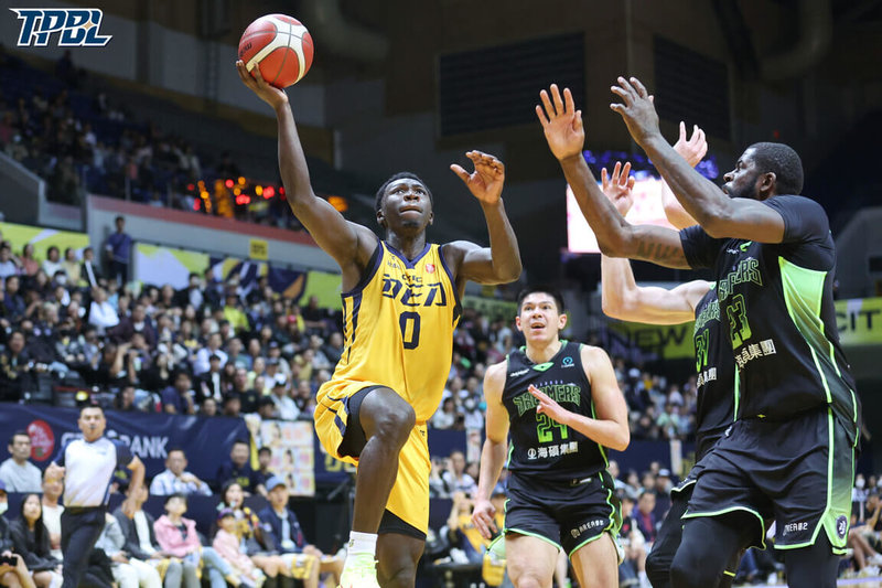 台灣職業籃球大聯盟(TPBL)新北中信特攻隊1日在主場迎戰福爾摩沙夢想家隊,特攻阿巴西(左)攻下返台後新高20分,外帶7籃板、5助攻,助隊終場以99比91獲勝。(TPBL提供)中央社記者陳容琛傳真 114年11月1日