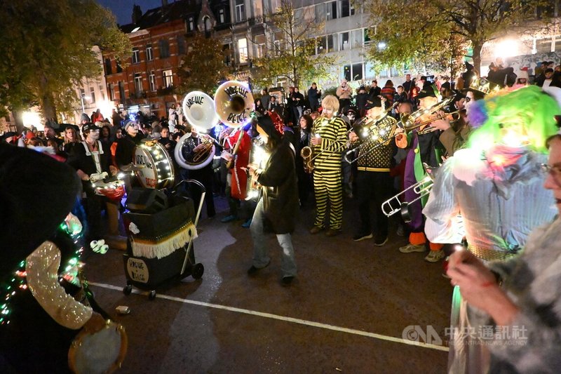 在布魯塞爾聖吉勒斯區所舉辦的萬聖節遊行,現場有樂團助陣。參與的民眾一起唱歌跳舞。中央社記者吳柏緯布魯塞爾攝 114年11月1日