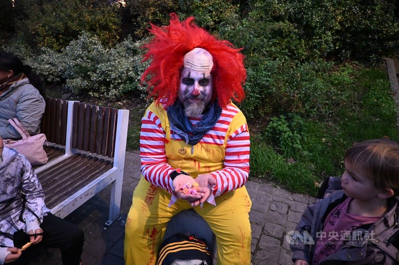 10月31日晚上,布魯塞爾街頭出現許多精心打扮成鬼怪的大人小孩沿路遊行並敲門要糖果。圖為裝扮成小丑的參與者。中央社記者吳柏緯布魯塞爾攝 114年11月1日