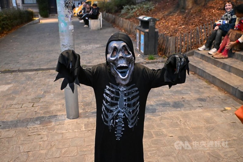 10月31日晚上,布魯塞爾街頭出現許多精心打扮成鬼怪的大人小孩沿路遊行並敲門要糖果。中央社記者吳柏緯布魯塞爾攝 114年11月1日