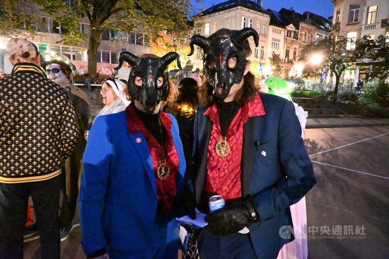 薩拉(左)和湯姆(右)跟著所屬的樂團在現場演出並與觀眾互動炒熱氣氛。中央社記者吳柏緯布魯塞爾攝 114年11月1日