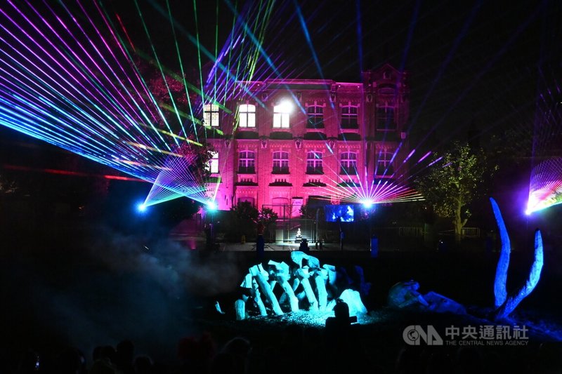 聖吉勒斯區的萬聖節遊行開始之前,廣場先進行了燈光秀與煙火施放,炒熱了現場氣氛。中央社記者吳柏緯布魯塞爾攝 114年10月31日