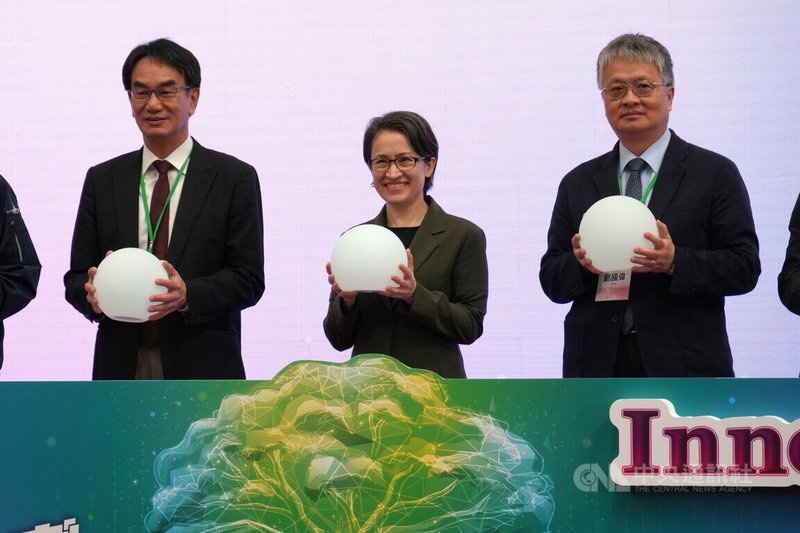 副總統蕭美琴(中)1日出席第30屆大專校院資訊應用服務創新競賽,勉勵參賽學生,有些創意能夠商業化、能賺錢,但有些則難免遇到顛簸,但這就是創新的本質。中央社記者陳至中台北攝 114年11月1日