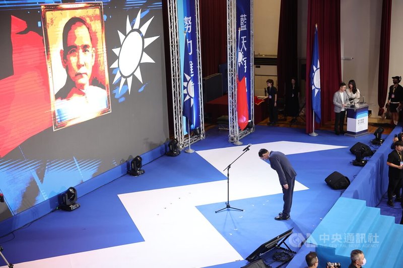 中國國民黨第22屆第1次全國代表大會1日在台北舉行,卸任國民黨主席的朱立倫(圖),在台上帶領黨員代表向國父孫中山遺像行三鞠躬禮。中央社記者趙世勳攝 114年11月1日