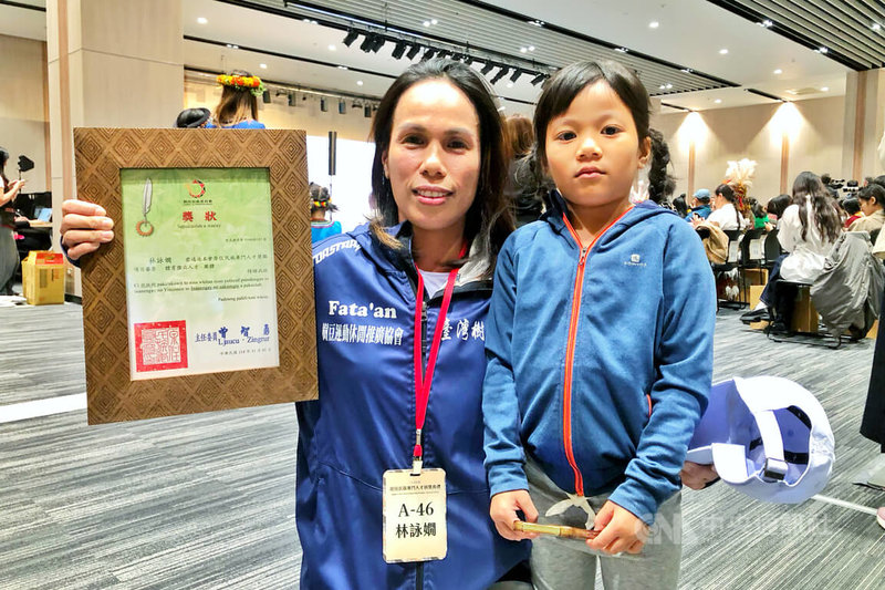 114年原住民族專門人才頒獎典禮1日在桃園市登場，長年參與樹豆龍舟隊的林詠嫺（左）榮獲體育傑出人才肯定，她希望讓孩子知道，媽媽也在運動、努力，也在挑戰自己。圖為林詠嫺獲獎後與女兒開心合影。中央社記者吳睿騏桃園攝　114年11月1日