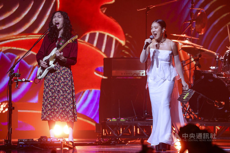 第16屆金音創作獎1日晚間在北流頒獎,金曲台語歌后李竺芯(右)與樂團百合花Lilium合體開唱,百合花主唱林奕碩(左)並以裙裝與李竺芯同台演出。中央社記者鄭清元攝 114年11月1日