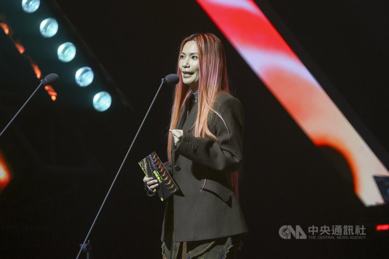 第16屆金音創作獎1日晚間在台北流行音樂中心盛大舉行頒獎典禮,本屆評審團主席、樂團Tizzy Bac主唱陳惠婷(圖)會中頒發評審團獎。中央社記者鄭清元攝 114年11月1日