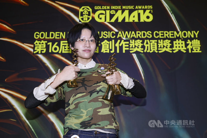 第16屆金音創作獎頒獎典禮1日晚間在台北流行音樂中心圓滿落幕,饒舌音樂創作歌手陳嫻靜(圖)拿下最佳嘻哈歌曲、最佳新人以及最佳另類流行專輯3獎成大贏家,會後開心受訪。中央社記者鄭清元攝 114年11月1日