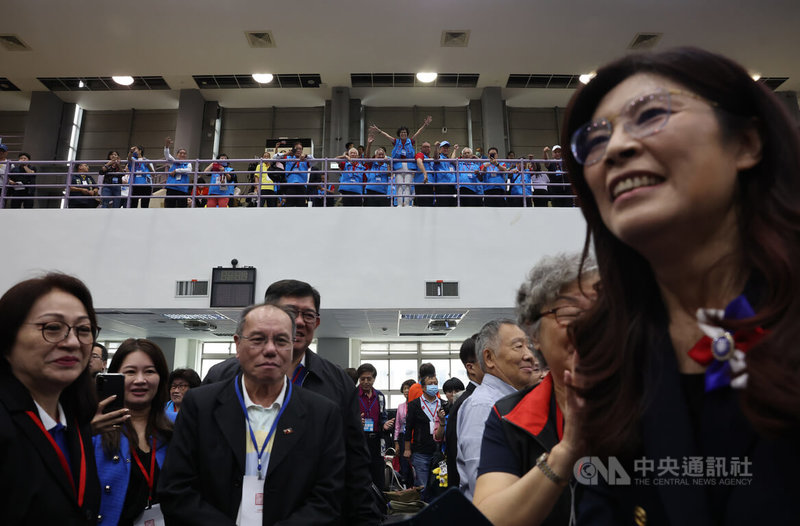 中國國民黨第22屆第1次全國代表大會1日上午舉行,國民黨主席鄭麗文(前右)完成就任儀式後向黨員握手致意,也有支持者在樓上熱情歡呼。中央社記者趙世勳攝 114年11月1日