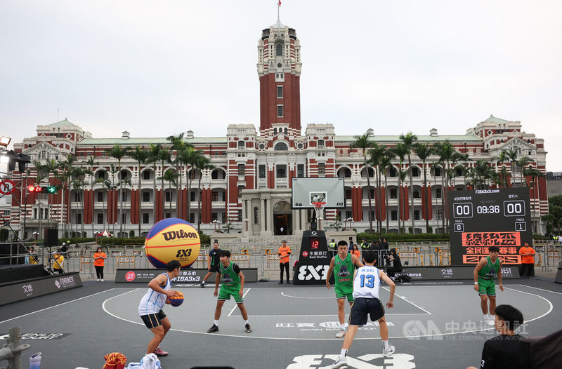 2025總統盃全民運動賽事3X3籃球賽總決賽1日登場,全台各地晉級隊伍在總統府前凱達格蘭大道競技,爭取全國霸主榮耀。中央社記者謝佳璋攝 114年11月1日