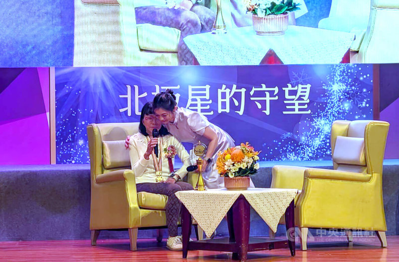 國內心臟外科權威林芳郁榮獲第35屆醫療奉獻獎特別貢獻獎，由於林芳郁罹患失智症，1日由妻子林靜芸（左）代領，林靜芸現場分享照護歷程時一度哽咽落淚，主持人上前安慰。中央社記者曾以寧攝　114年11月1日