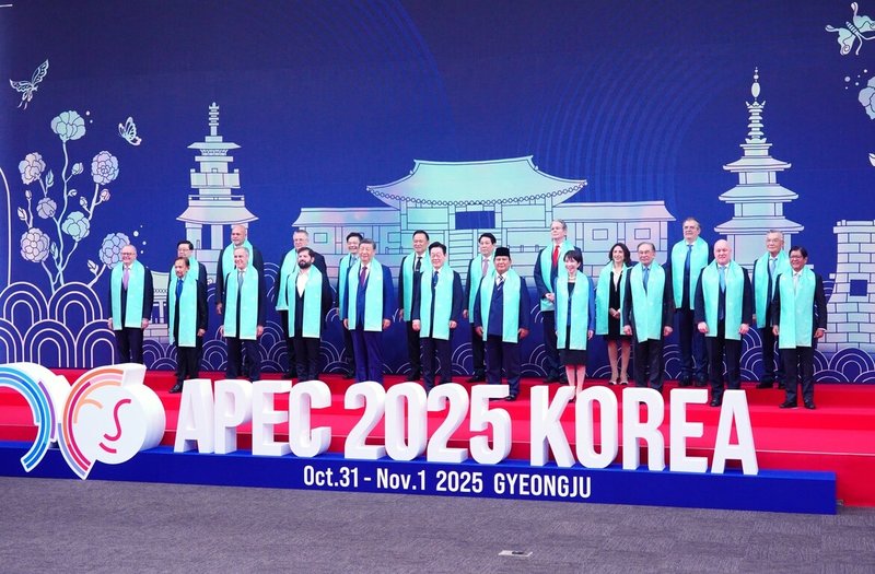 2025亞太經濟合作(APEC)會議今天落幕,各國領袖大合照,東道主韓國總統李在明站第一排正中間,他的左邊是下屆主辦國中國國家主席習近平,台灣領袖代表林信義則是第2排最右側。(APEC台灣代表團提供)中央社 114年 11月1日