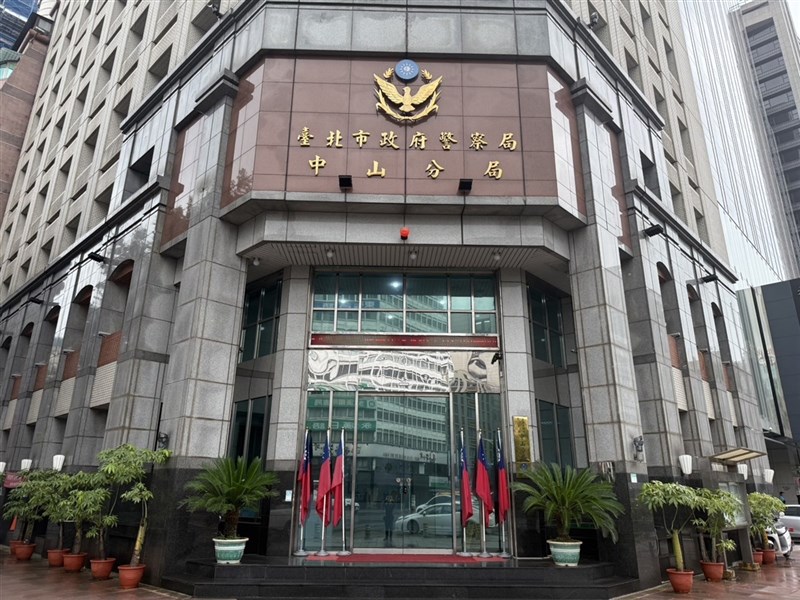 台北市警察局中山分局（圖）31日指出，長春路派出所30日在民權東路3段附近誘捕詐騙車手，當場緝獲1人，詢問後發現非一般詐騙面交案，是有計畫性搶奪買虛擬貨幣被害人的現金，後續循線逮獲3人送辦， （警方提供） 中央社記者劉建邦傳真　114年10月31日