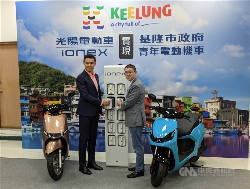 圖右為基隆市長謝國樑。（中央社檔案照片）