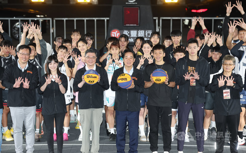 「2025總統盃全民運動賽事3x3籃球賽總決賽」開幕式1日在凱達格蘭大道舉行,總統賴清德(前中)、行政院長卓榮泰(前左3)、運動部長李洋(前右3)等人出席合影。中央社記者謝佳璋攝  114年11月1日