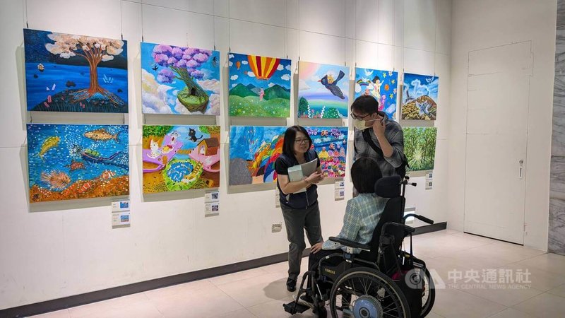 「我的藝想世界－2025罕見疾病基金會文創成果展」即日起在中正紀念堂2展廳展出，邀集逾50種病類的病友共183人，展出415幅精彩作品。中央社記者曾以寧攝　114年11月1日