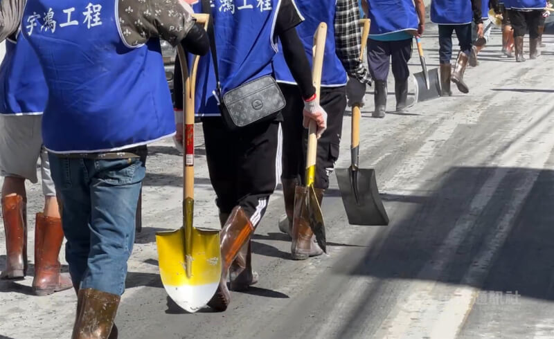 花蓮馬太鞍溪堰塞湖溢流重創光復鄉，大批「鏟子超人」湧入災區救災。（中央社檔案照片）