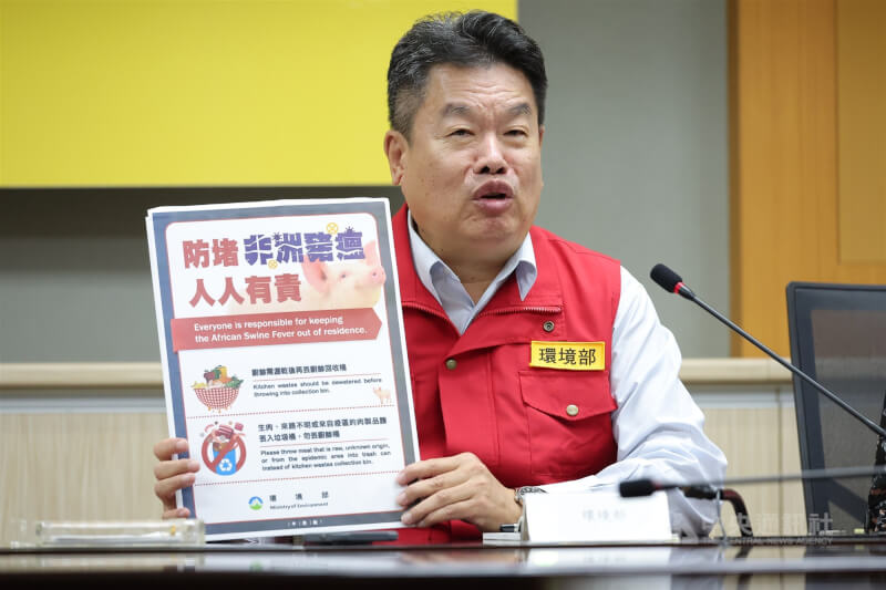 非洲豬瘟中央災害應變中心1日在農業部防檢署召開記者會，環境部環境管理署副署長劉瑞祥（圖）出席，呼籲民眾將廚餘瀝乾後再丟入廚餘回收桶，且不可將來路不明肉製品放入廚餘桶，應丟垃圾桶。中央社記者翁睿坤攝　114年11月1日