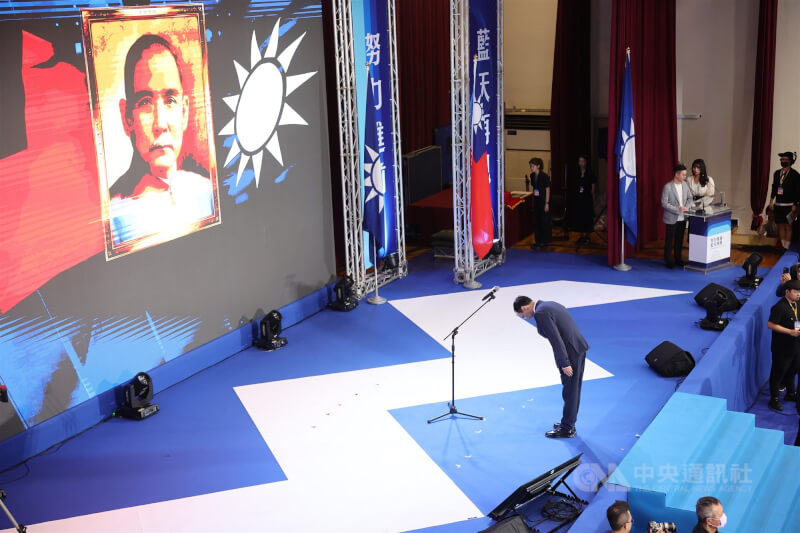 中國國民黨第22屆第1次全國代表大會1日在台北舉行,卸任國民黨主席的朱立倫(圖),在台上帶領黨員代表向國父孫中山遺像行三鞠躬禮。中央社記者趙世勳攝 114年11月1日