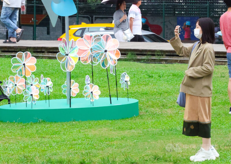 未來一週兩波東北季風接力影響,中央氣象署說,2日、3日北部、東北部較涼。圖為民眾穿著長袖衣物在華山文創園區逛市集拍照。中央社記者謝佳璋攝  114年11月1日