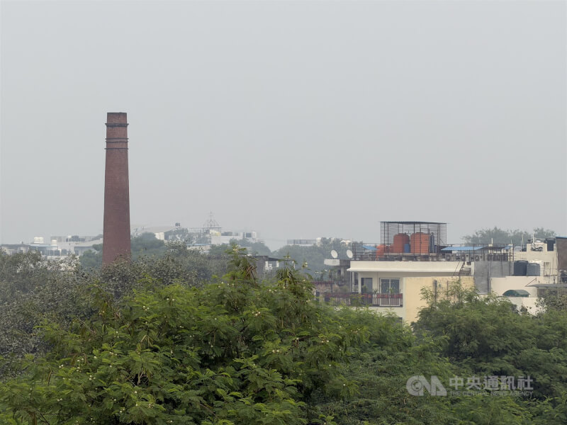 印度德里長期被空污陰影籠罩，2023年數據顯示，德里每7個死亡案例中，就有1例與空污有關。（中央社檔案照片）