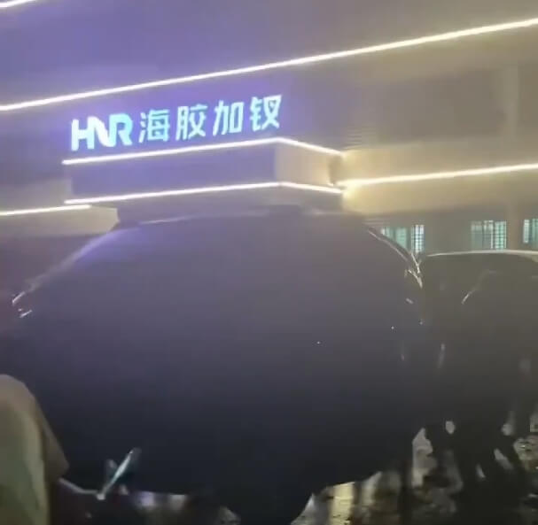 中國海南省瓊中自治縣10月31日爆發抗爭事件，群眾掀翻當地一家國營企業大樓前多輛汽車。（擷取自網頁x.com/whyyoutouzhele）