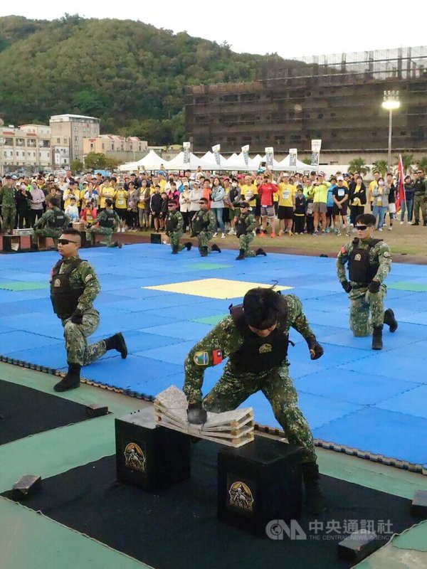 第10屆馬祖馬拉松1日熱鬧登場，馬祖防衛指揮部也參與盛會帶來精彩開場表演，由「雲台戰技隊」現場徒手劈碎堅硬岩石，震撼力十足。中央社記者潘欣彤攝　114年11月1日