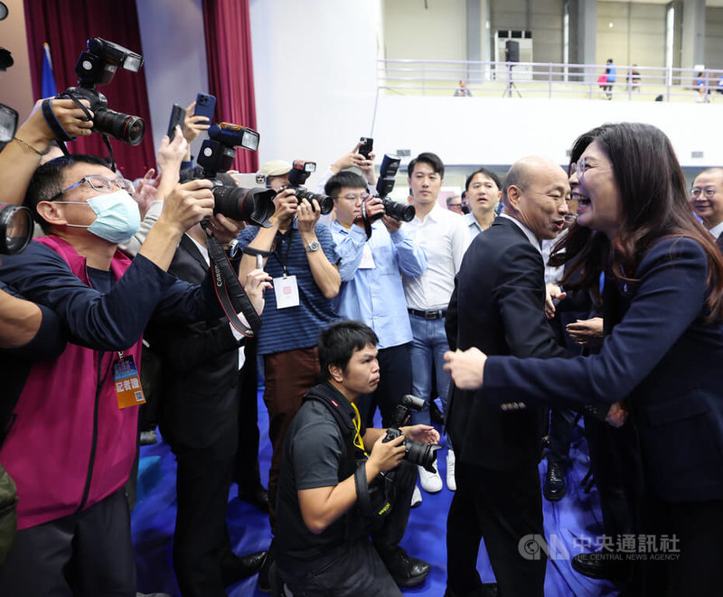 中國國民黨第22屆第1次全國代表大會1日在台北舉行,立法院長韓國瑜(前右2)抵達現場並與國民黨主席當選人鄭麗文(前右手互動。中央社記者趙世勳攝 114年11月1日