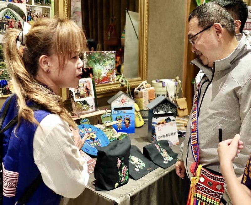 114年度新北市原住民族文化會議1日登場,新北市長侯友宜(右)也出席,並參觀原住民族部落大學成果展。(新北市原民局提供)中央社記者黃旭昇新北市傳真 114年11月1日