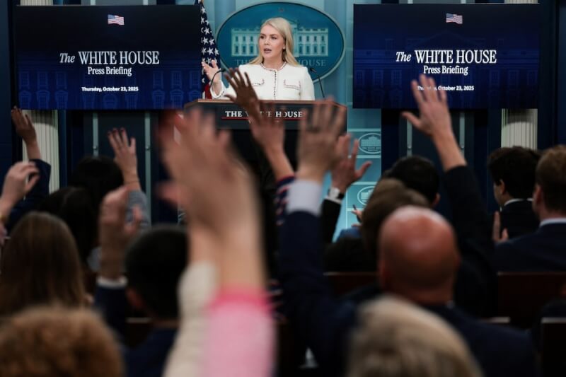 圖為白宮新聞秘書李威特(白衣者)10月23日在白宮接受記者提問。(美聯社)