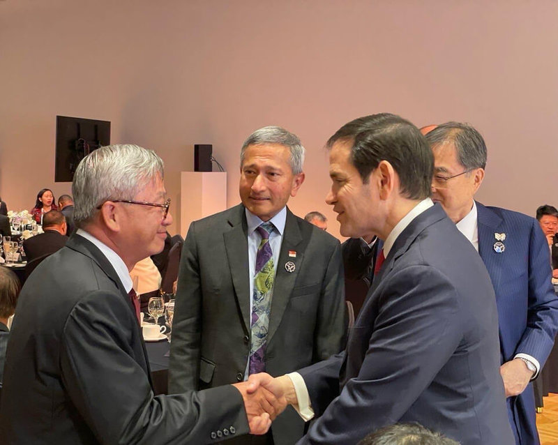 國科會主委吳誠文（前左）與美國國務卿盧比歐（Marco Rubio）（前右）及其他APEC成員經濟體官方代表。（APEC台灣代表團提供）中央社記者潘姿羽傳真 114年11月1日