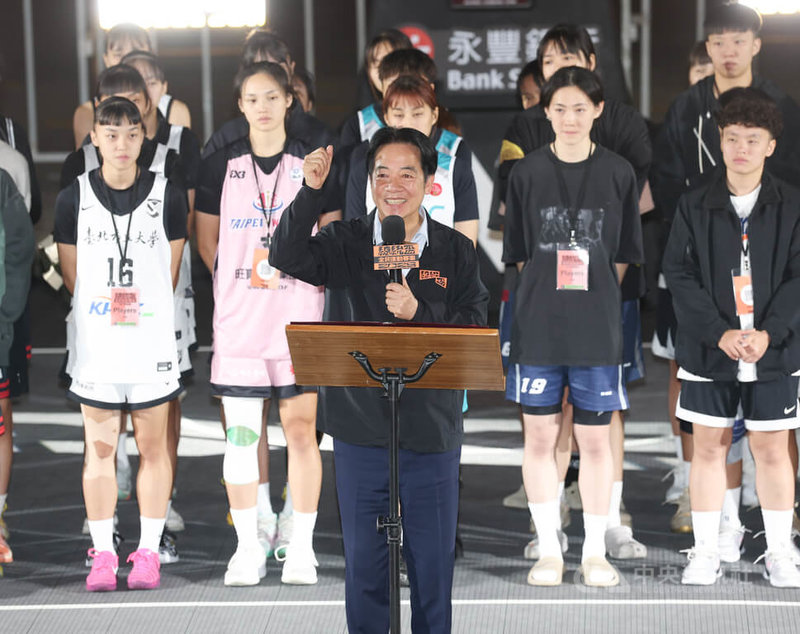 總統賴清德(前)1日出席「2025總統盃全民運動賽事3x3籃球賽總決賽」開幕式,致詞勉勵選手,也希望讓凱道從政治活動領域轉變為舉行文化運動活動的地方。中央社記者謝佳璋攝 114年11月1日