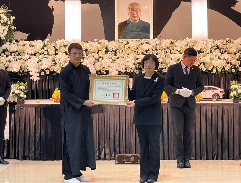 文化部常務次長徐宜君(前右)2日頒贈文化部旌揚狀予已故藝術家曲德義,由曲德義之子曲元綱(前左)代表受贈。(文化部提供)中央社記者王寶兒傳真 114年11月2日