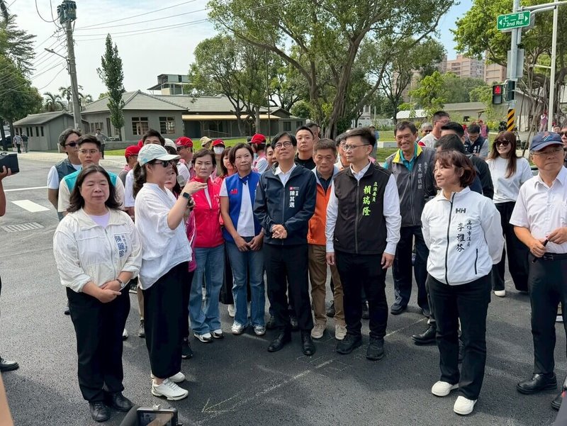 高雄市長陳其邁(前中)等人2日前往視察「緯六路拓寬工程」,宣布工程順利完工。(高雄市工務局提供)中央社記者蔡孟妤傳真 114年11月2日