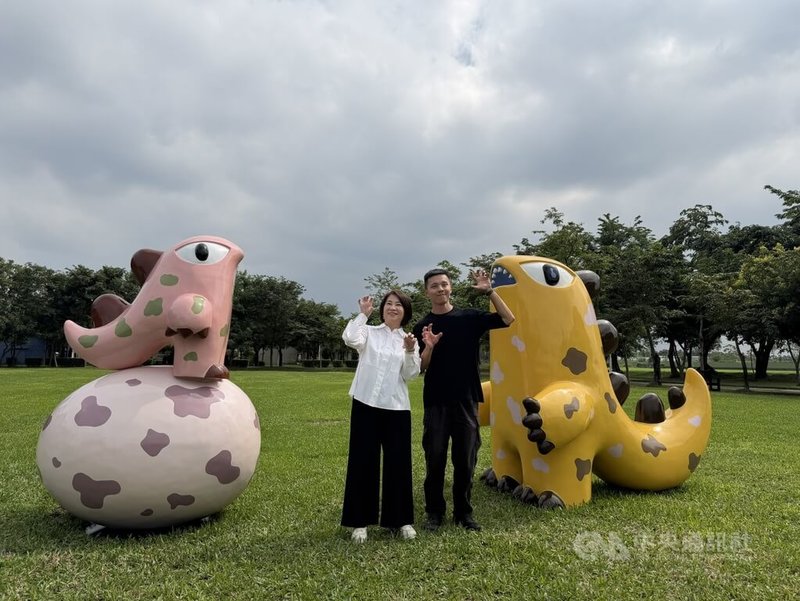 為讓孩子們從生活中感受美學,屏東縣政府2日於潮好玩幸福村舉辦「潮怪的異想世界」展覽開幕活動,縣長周春米(左)與藝術家徐至宏(右)共同揭開序幕。中央社記者李卉婷攝 114年11月2日