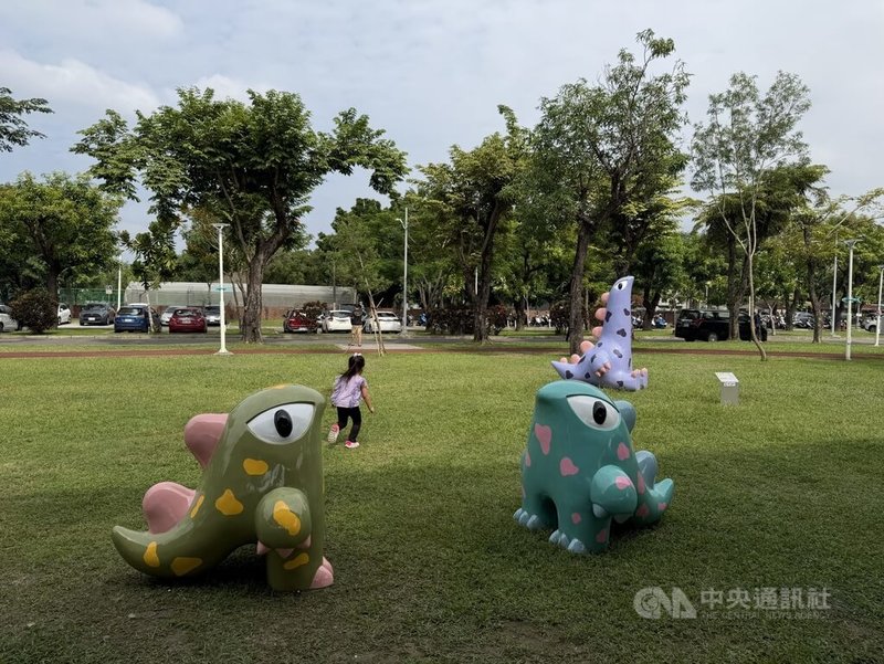 屏東縣政府邀請藝術家徐至宏打造8隻造型獨特、顏色鮮明怪獸,2日在潮好玩幸福村亮相,怪獸設置在大草地中,盼孩童日常生活能與藝術零距離。中央社記者李卉婷攝 114年11月2日